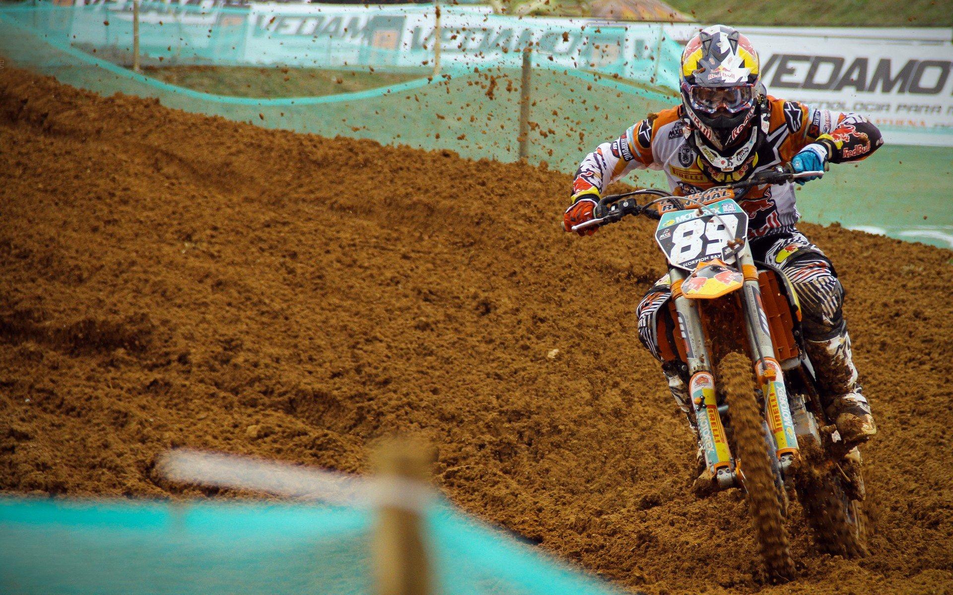 爱游戏官方入口:传承与革新,欧洲足坛六大家族队徽演变史,你最爱主队的哪一版经典?